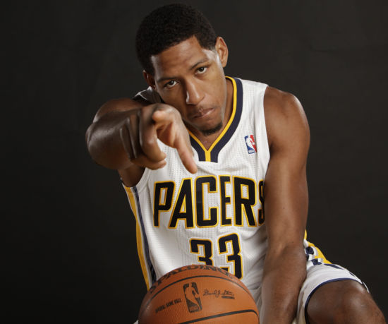 气坏了！沈梓捷补防被吹犯规抱怨绕场 犯满离场（怒火难平！沈梓捷补防被判犯规边走边抱怨 6犯毕业离场）