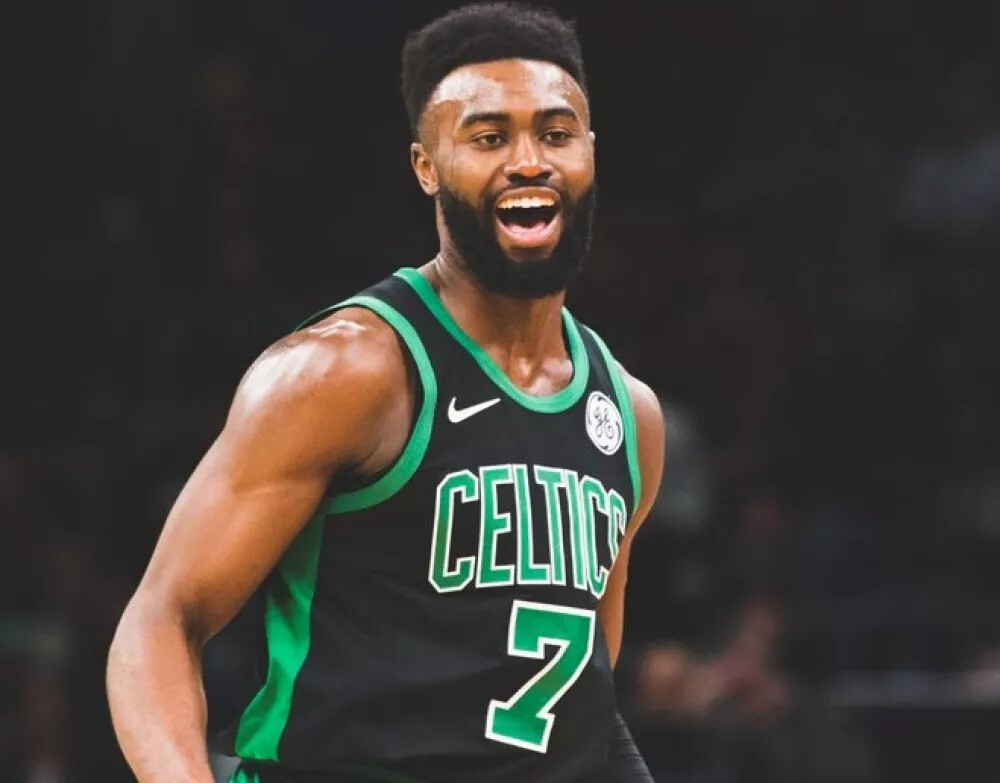 致敬若塔，阿隆索、阿诺德等人到安菲尔德纪念碑前献花（阿隆索、阿诺德等赴安菲尔德纪念碑献花，向若塔致敬）