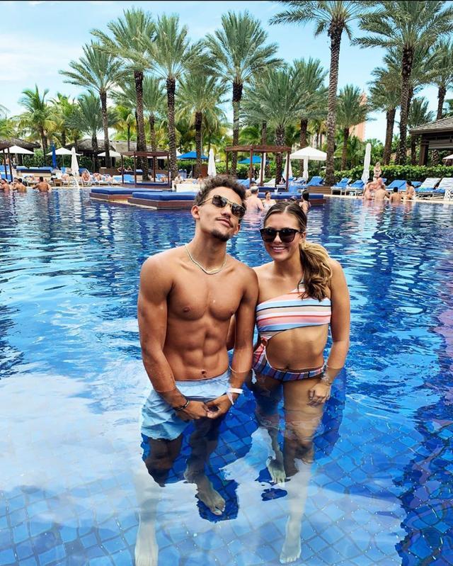 阿图什杯球员进球后跑上看台给母亲献花，后两黄变一红被罚下（阿图什杯球员破门后上看台为母献花，随后两黄变红被罚出场）