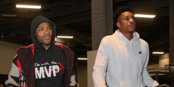 塞维球迷不满球队表现，向球场投掷杂物导致德比战暂停18分钟（塞维利亚球迷不满球队表现向场内掷物，德比战被迫中断18分钟）