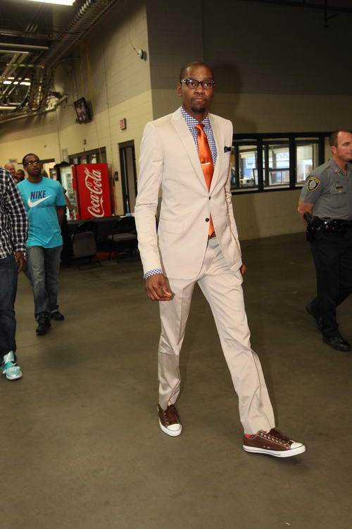 2进2出，再见利物浦！曝英超名帅空降，欧冠功勋离队（双进双出，利物浦迎别离！英超名帅或空降执掌，欧冠功勋将告别）