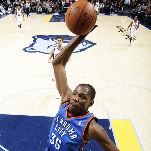 库里尝试用高尔夫球投洞，看起来比他投三分难多了（库里挑战高尔夫球进洞，竟比他投三分难多了）