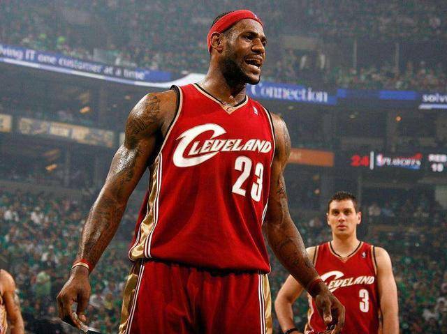 梅婷一家四口前往伯纳乌观战皇马vs尤文，女儿表示看完有点困（梅婷携一家四口现身伯纳乌观战皇马对尤文，女儿直言赛后有些犯困）